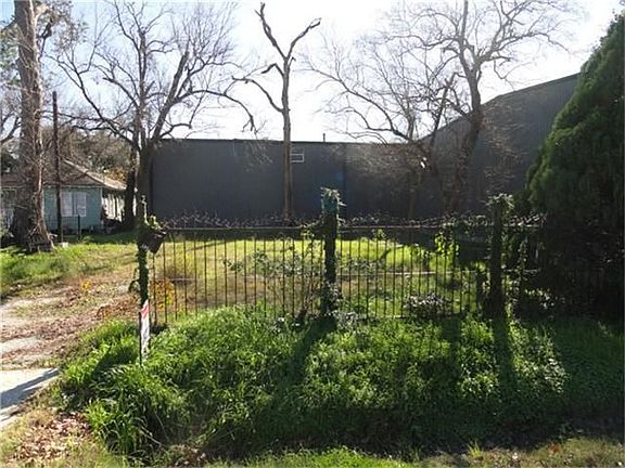 2nd image of 1042 W 15th 1/2 St