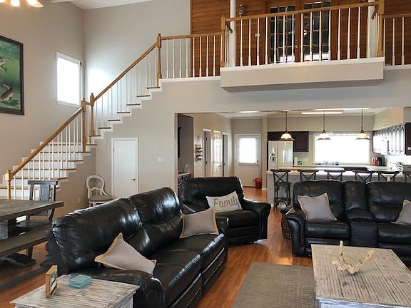 3rd image of 122 Melancon Dr