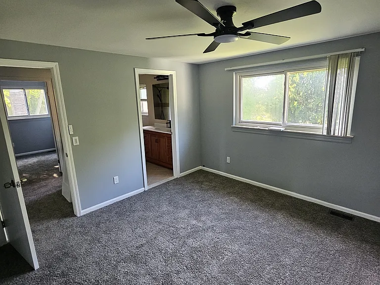 880 Dickson Ln — Photo 5