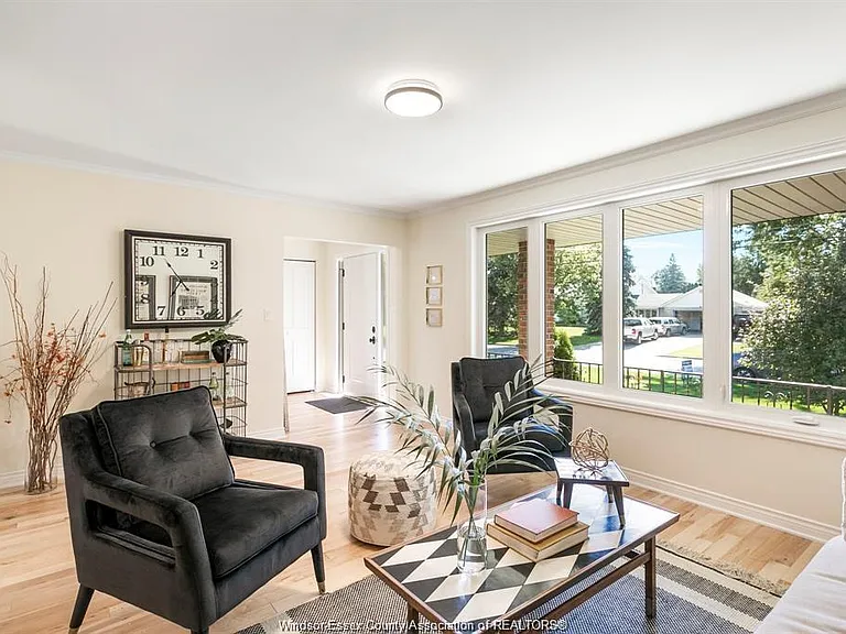 950 Kennedy Dr W — Photo 4