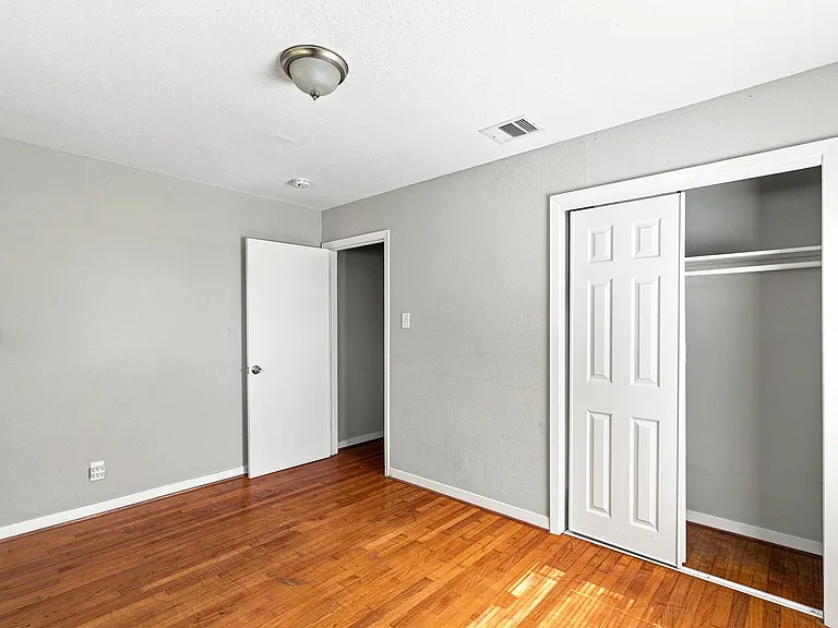 509 Avenue J — Photo 11