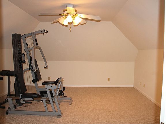 4th image of 239 Oakmoor Ct