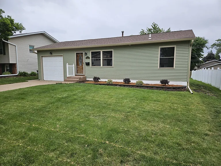 3401 Clover Hills Dr — Photo 2