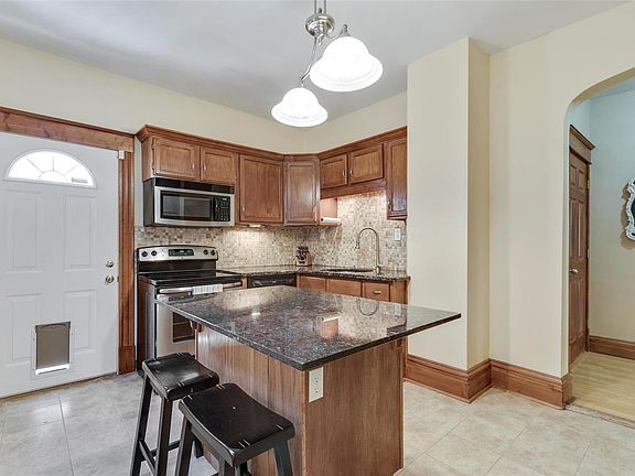 4th image of 3866 Fairview Ave
