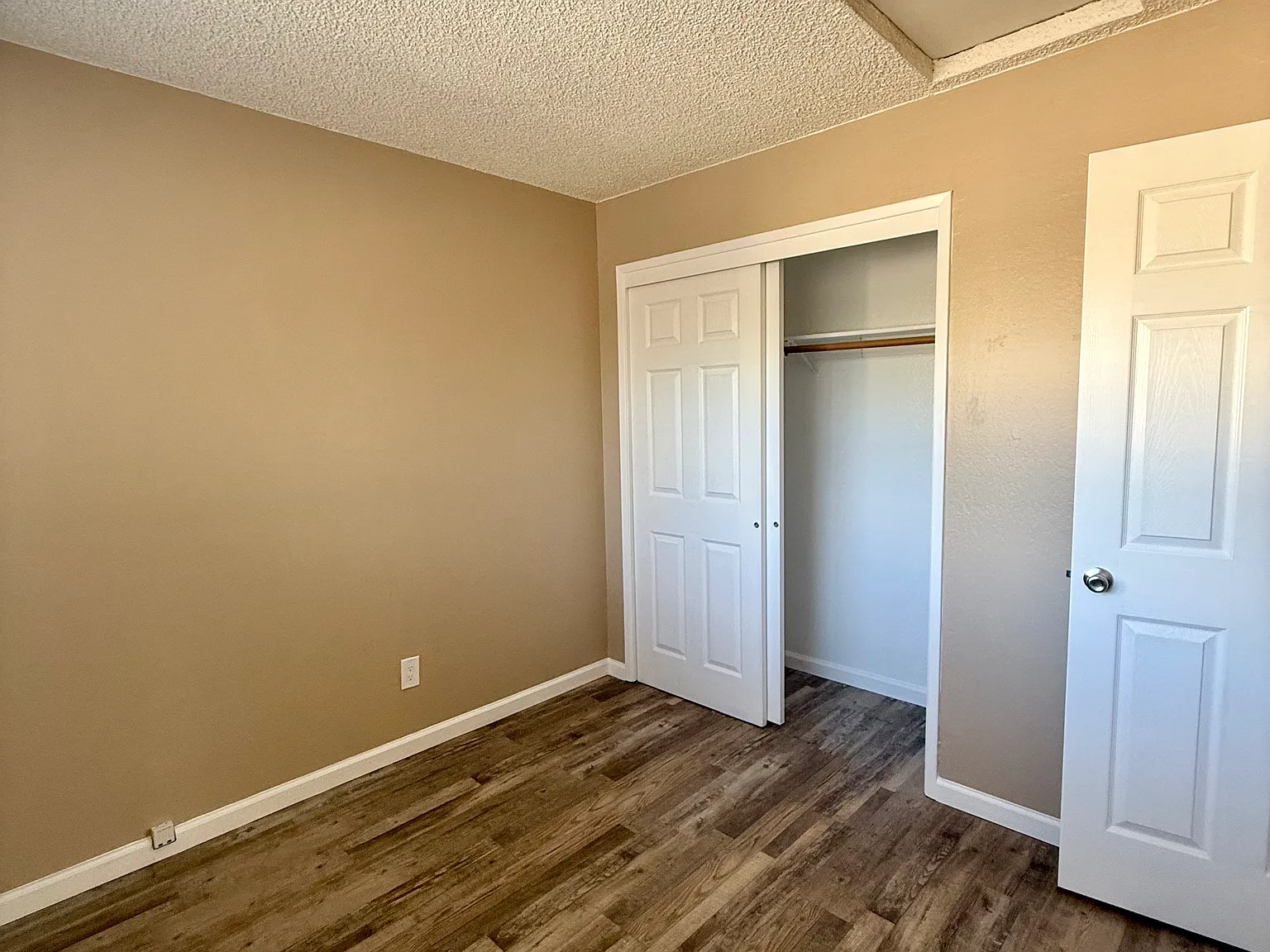 2 bed, 900 sqft, $2,700 — Photo 3