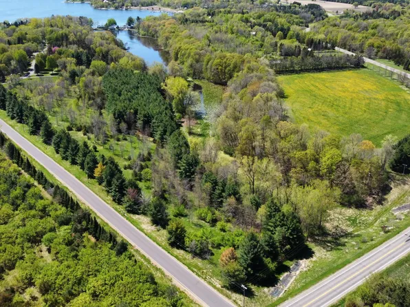Nueman Trl, Lindstrom, MN 55045