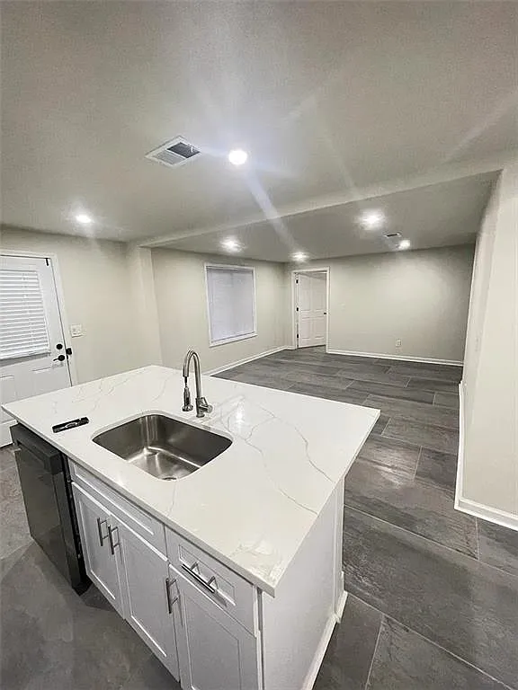 3 bed, 2.0 bath, 3990 sqft, $2,650 — Photo 4