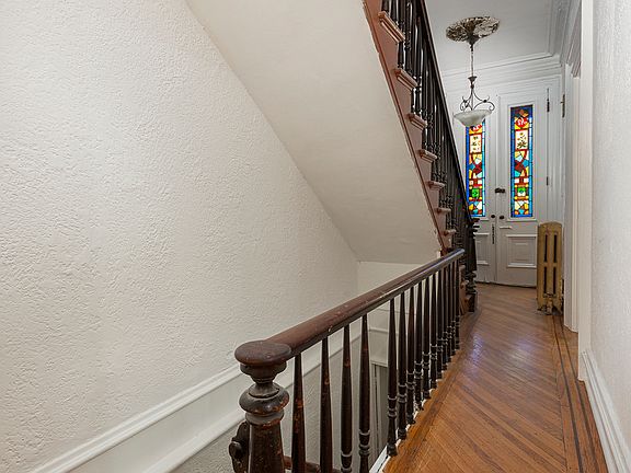 4th image of 221 Gates Ave