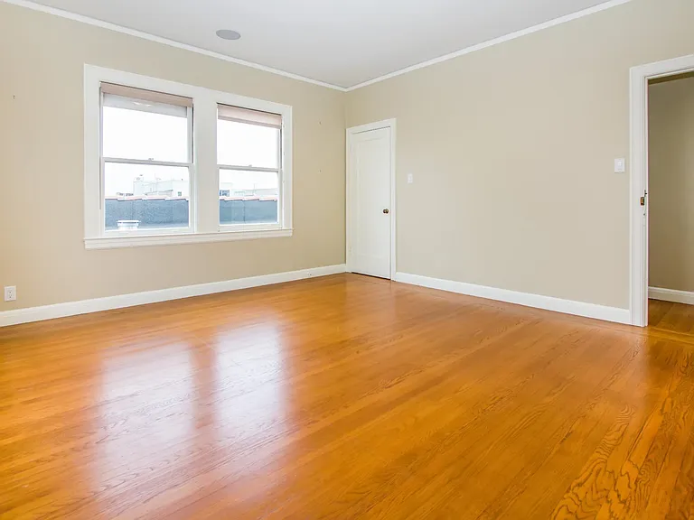 2335 Francisco St — Photo 11