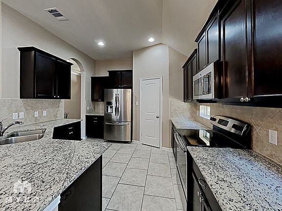 4th image of 916 Arvada Dr