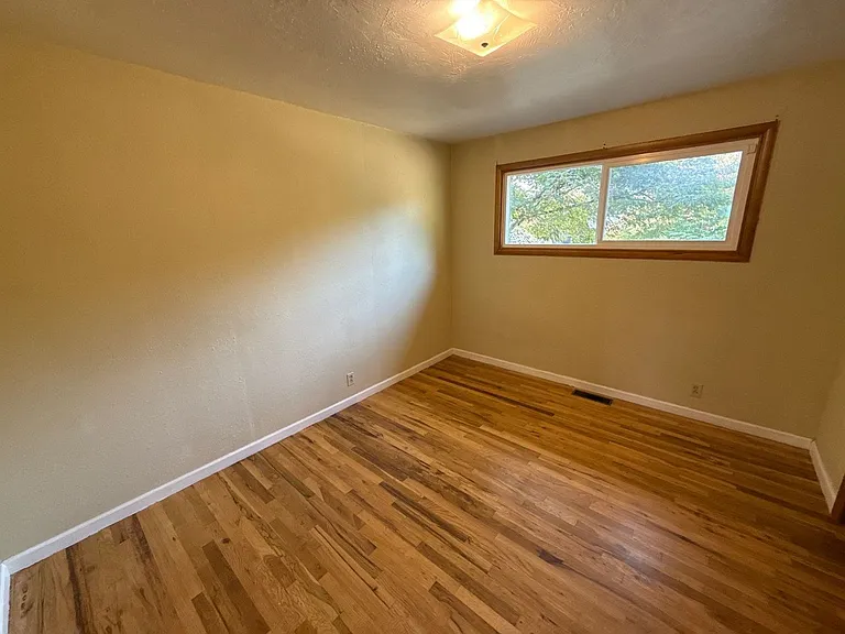 1043 Garlock St S — Photo 14