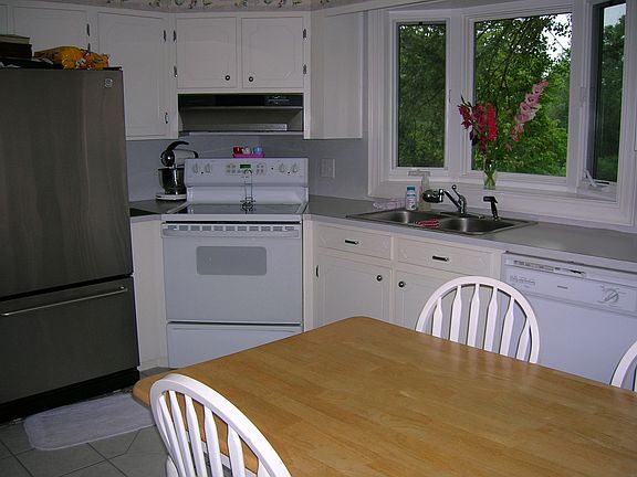 kitchen(tile,ss.fridg)Bay window, lots of cabinets