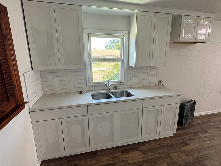 408 W Henderson St — Photo 2