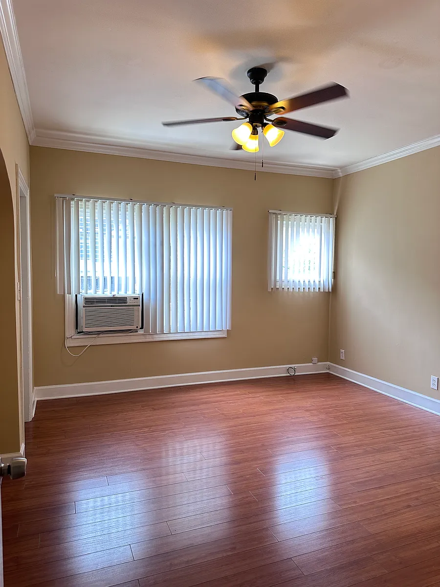 Building Photo - 204 E Maple St #204.5
