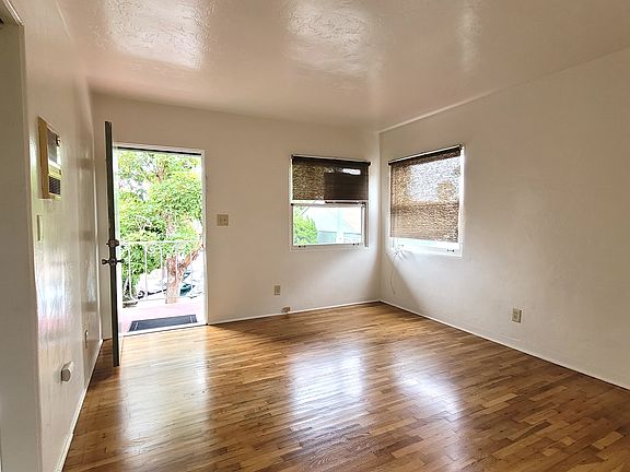 3rd image of 3722 Ingraham St