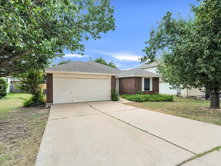 1707 Primrose Ln — Photo 2