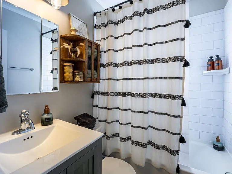 2333 Bernard St — Photo 7