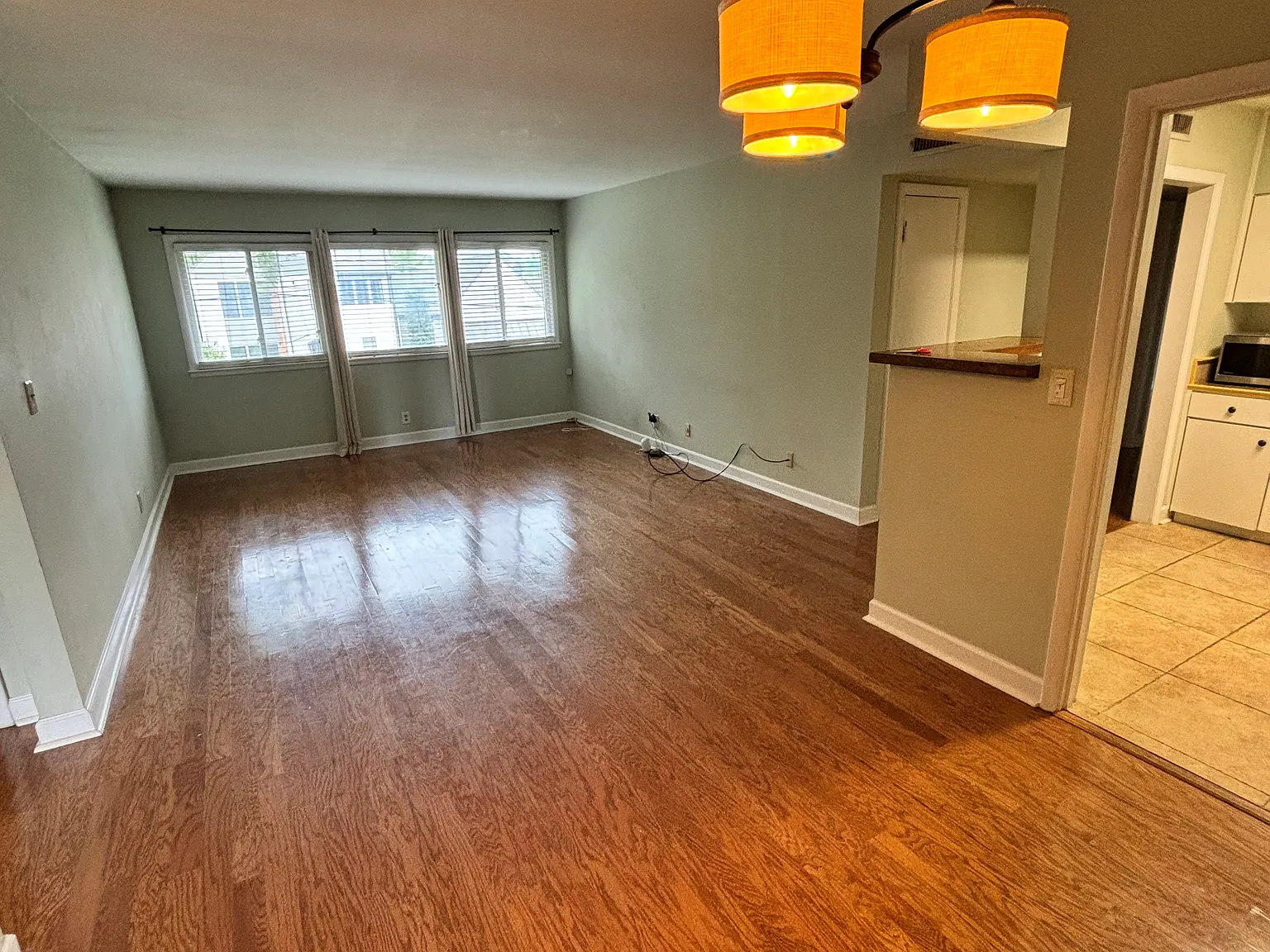 2 bed, 976 sqft, $1,800 — Photo 2