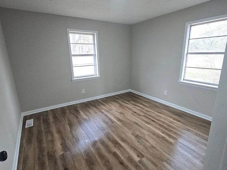 1496 E Jefferson St — Photo 12