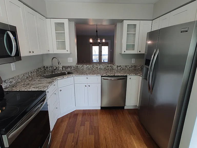 442 Darby Ln — Photo 2