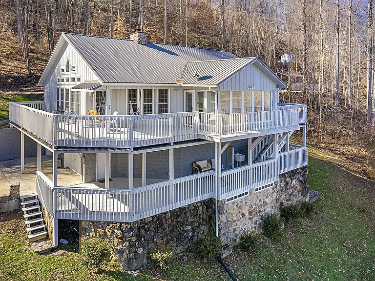 1038 Lakeside Dr — Photo 1