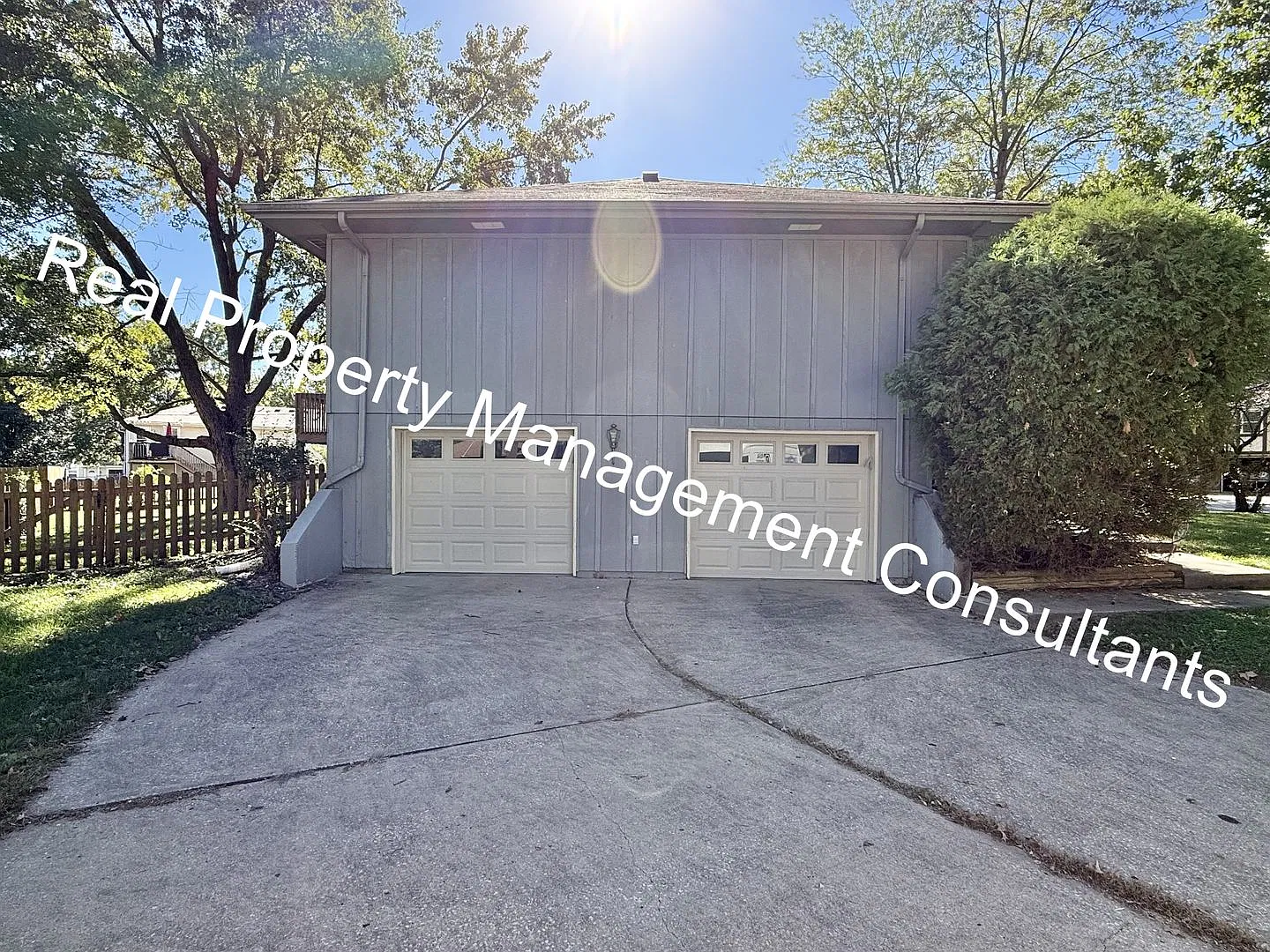 Charming Lee's Summit Raised Ranch 3 Bed 2 Bath! — Photo 3
