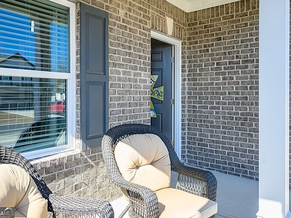 2nd image of 105 Royal Oak Dr NE