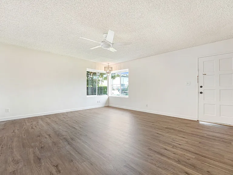 913 Clay Ct — Photo 9