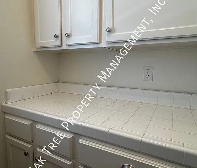 679 W Lisbon Ln — Photo 12