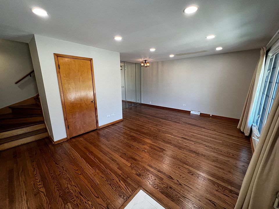 Front Entryway/ Living room