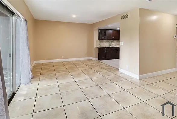 3 bed, 1147 sqft, $3,033 — Photo 4