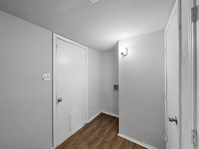 28 Brewster Ct — Photo 59
