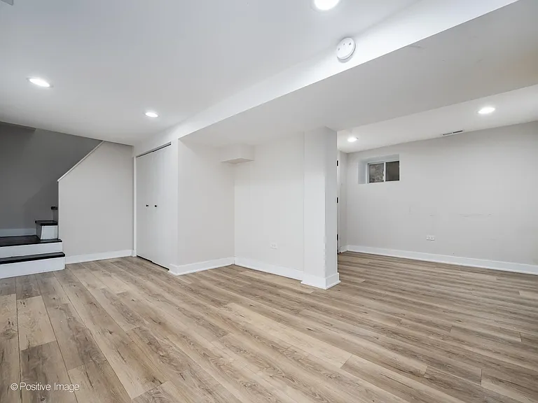 3546 W Beach Ave #1 — Photo 2