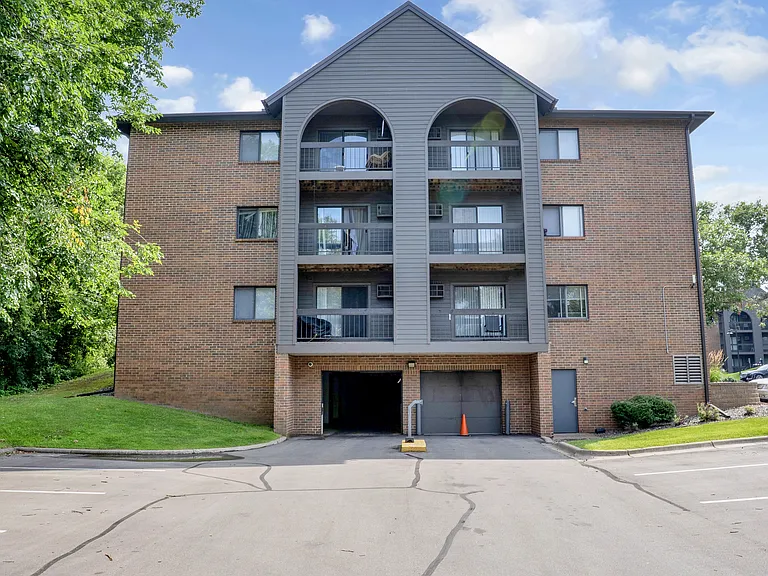 The Woodlands of Minnetonka Apartments — Photo 50