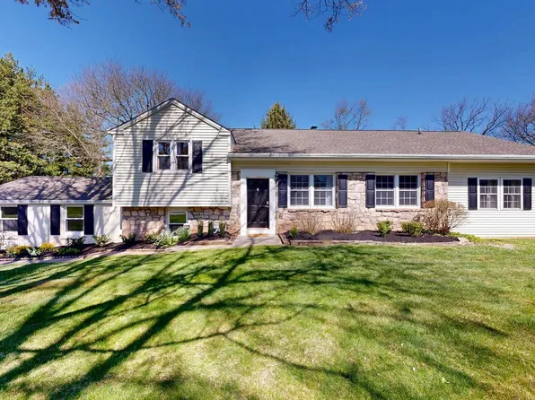 14 N Forge Manor Dr, Phoenixville, PA 19460