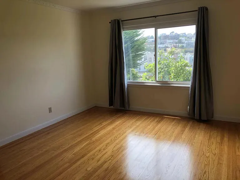 372 Ellington Ave — Photo 2