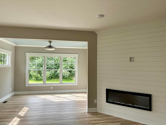 3rd image of 1053 Maplewood Ct