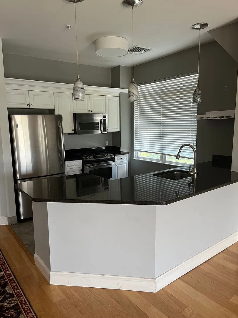 Modern 2 Br 1 Full / 2 half Bath Braintree Condominium — Photo 2
