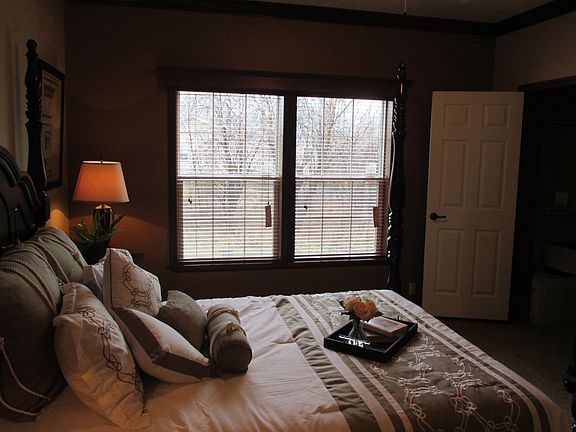 2nd image of 5676 Kingsley Dr NE