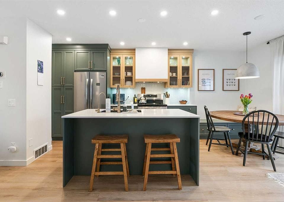 1st image of 46 W Prestwick Rise SE