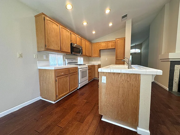 432 Apple Hill Dr — Photo 5