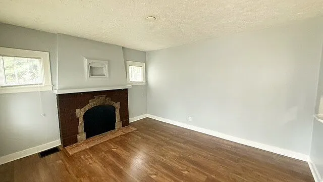 3 bed, 1.0 bath, 1856 sqft, $1,325 — Photo 3