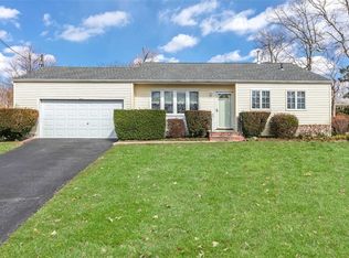 7 Foxwood Ct, Huntington Station, NY 11746