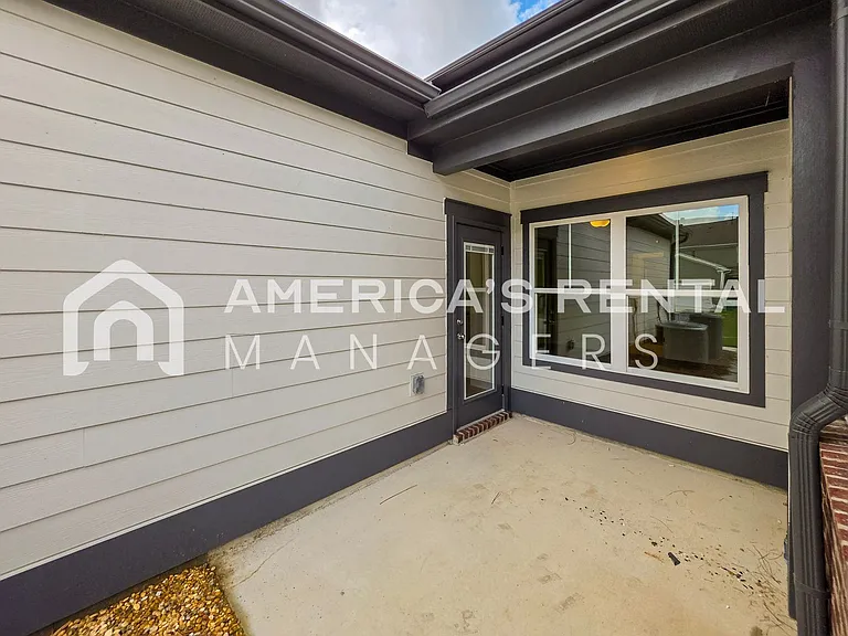 1017 Grand River Blvd W — Photo 38