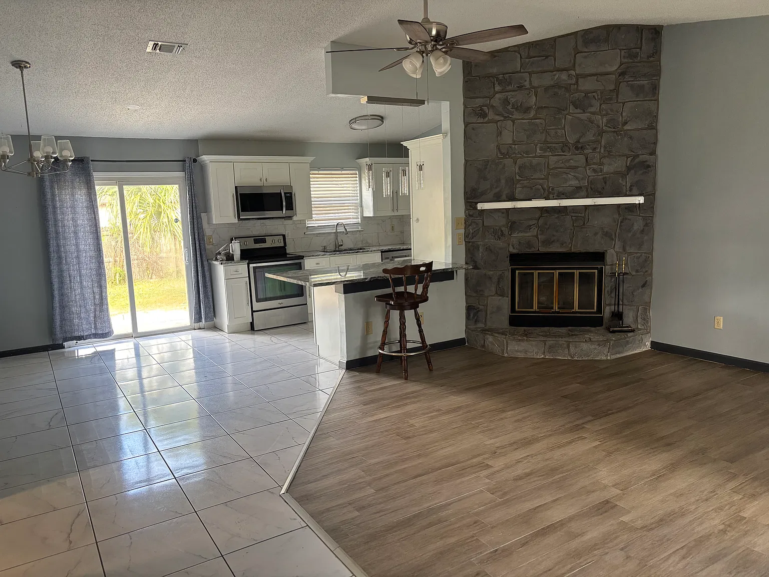 3 bed, 1182 sqft, $2,000 — Photo 3