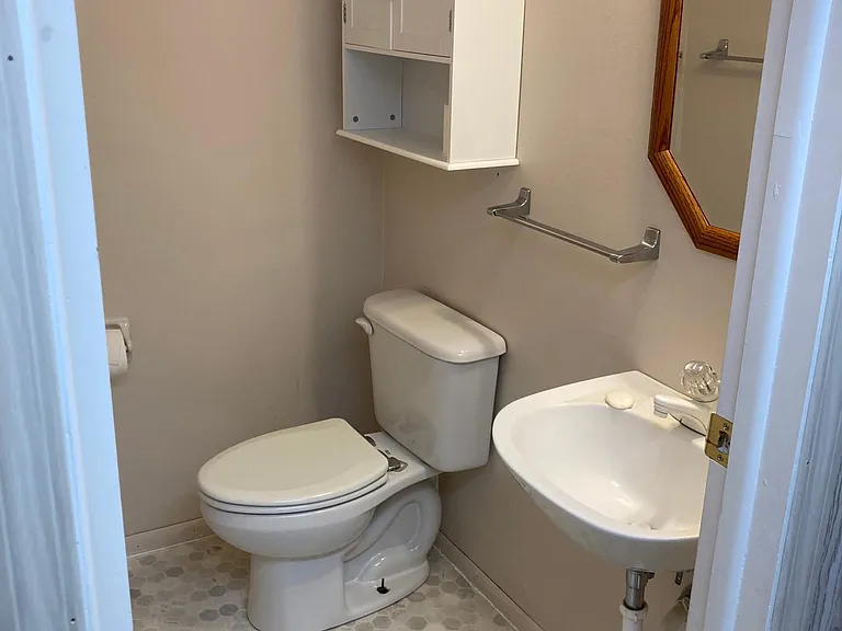 585 Meadowview Ln — Photo 17