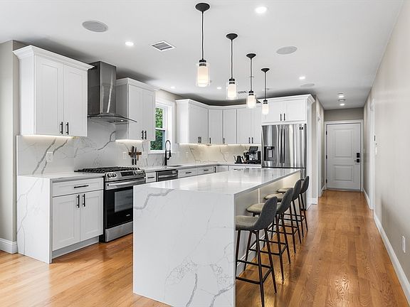 4th image of 170 Bradford St #3