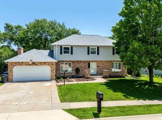 4345 Amesbury Dr, Bettendorf, IA 52722