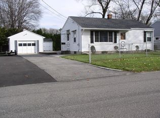 19 Oakwood St, Chicopee, MA 01020