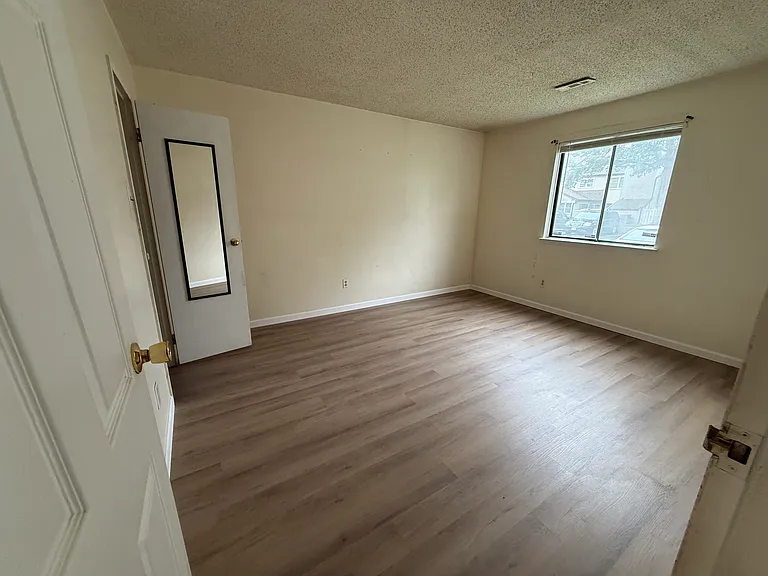 2400 Bayberry Ct — Photo 9